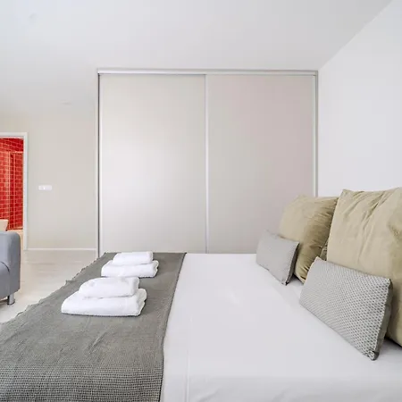 Appartement Flat By House And People *