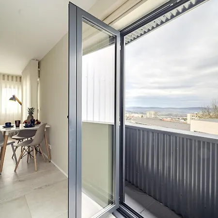 Flat By House And People בראגה