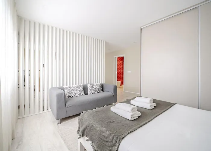 Flat By House And People Lejlighed